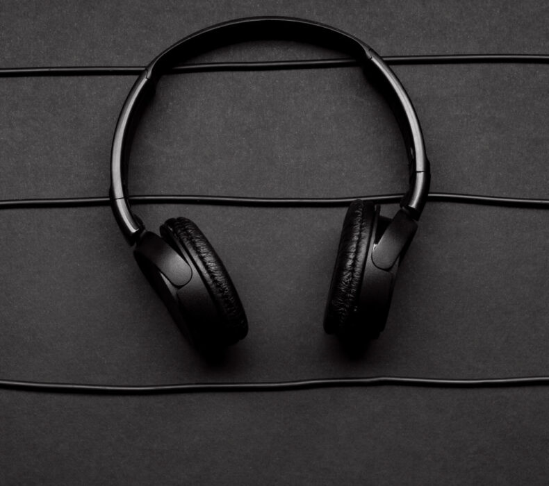 Experience unparalleled sound quality and comfort with these state-of-the-art wireless headphones.